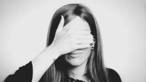 15 señales que revelan una mala autoestima, y qué hacer ante ellas